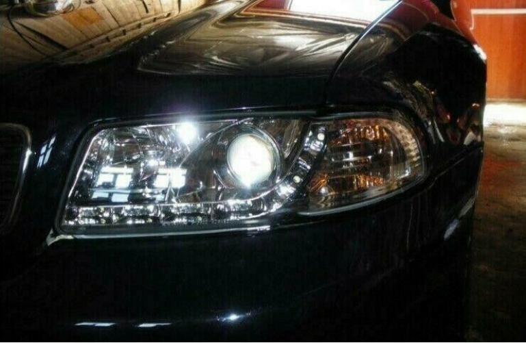LED Tagfahrlicht Design Scheinwerfer für Audi A4 B6 00-04 chrom